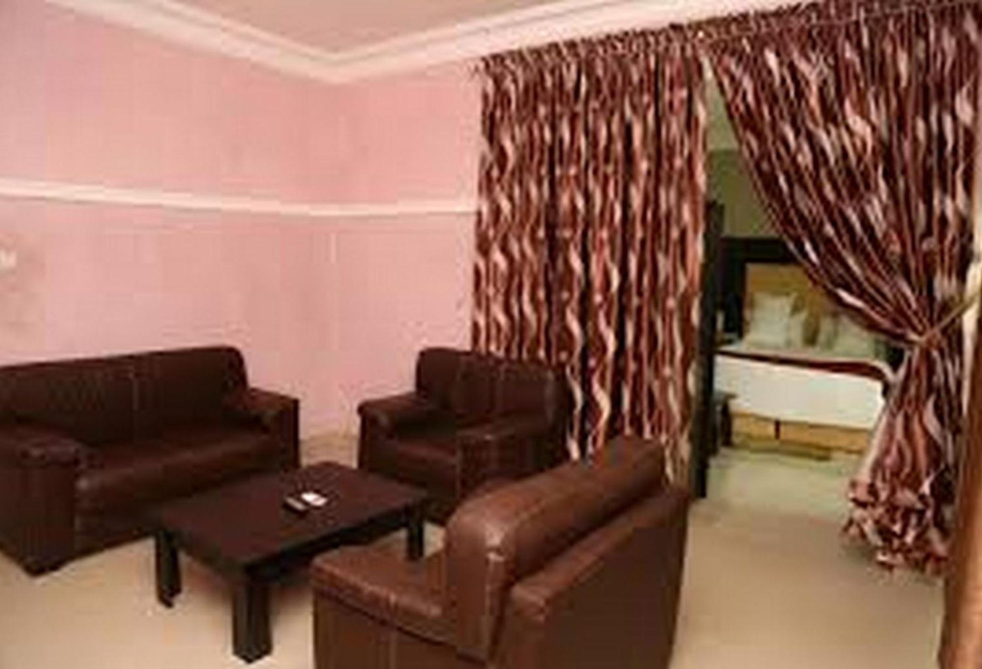 Room In Lodge - Hampton Towers Spa Asaba Exterior foto